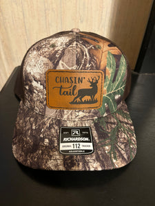 Chasin’ tail (deer) Baseball hats